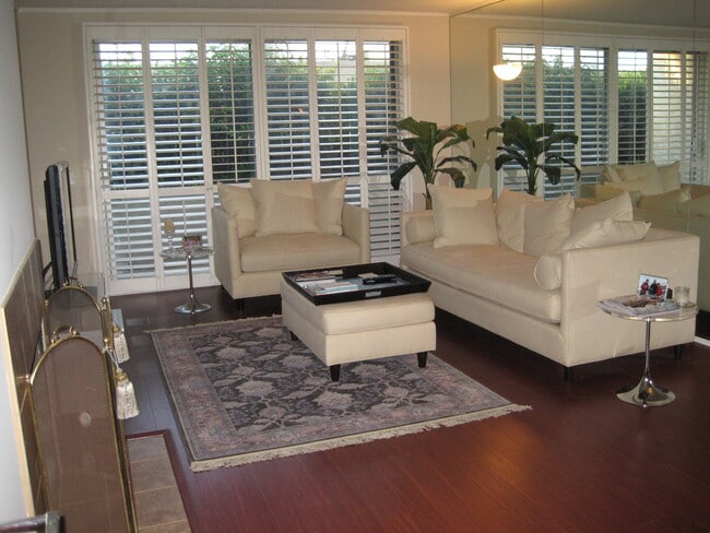 Building Photo - Brentwood Condo