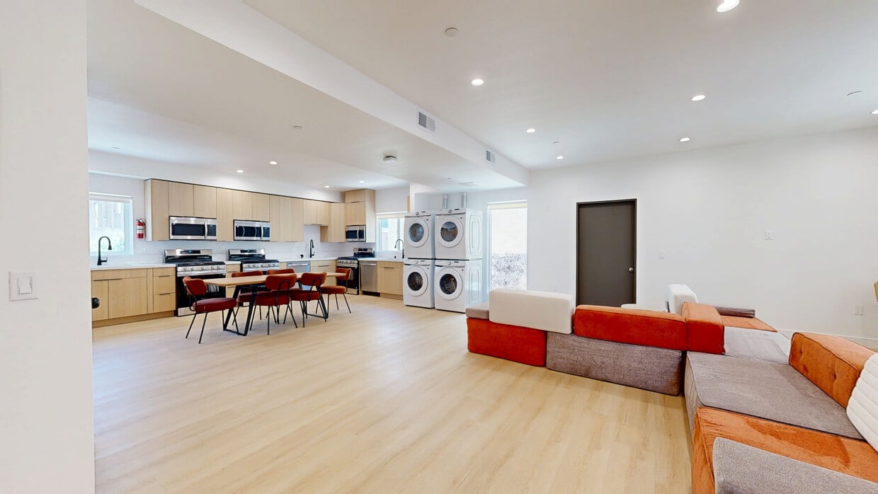 3D Tour - 2765 Francis Ave