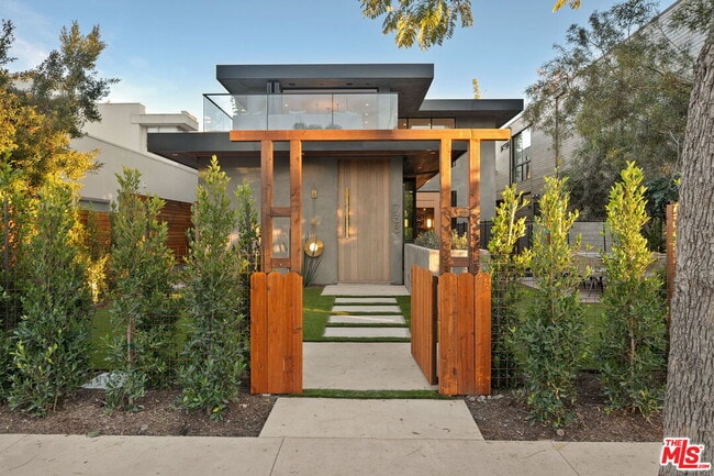 Building Photo - 738 Palms Blvd