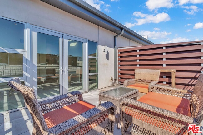 Building Photo - 940 E 2nd St Unit 29