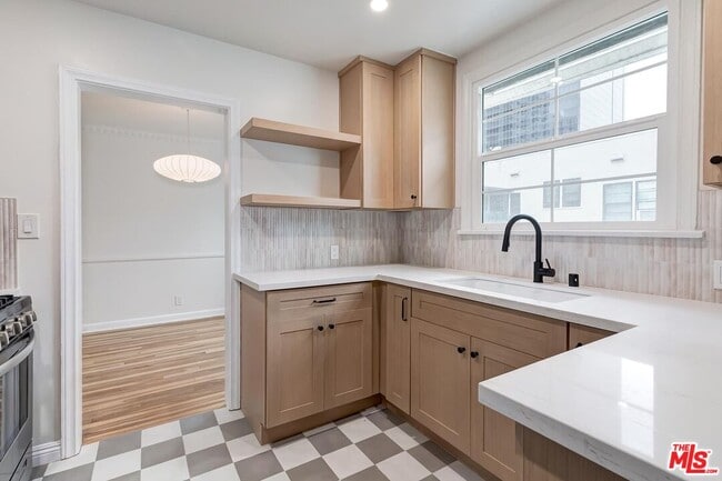 Building Photo - 405-404 Shirley Pl Unit 3/4