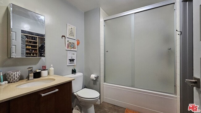 Photo - 645 W 9th St