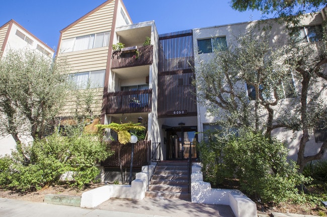 Building Photo - 6050 Canterbury Dr Unit F205