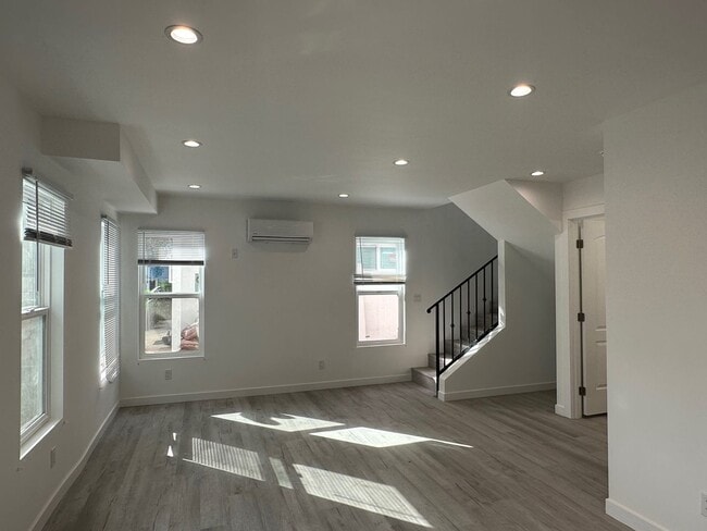 Photo - Stunning 3+2 ADU on a picturesque street i...