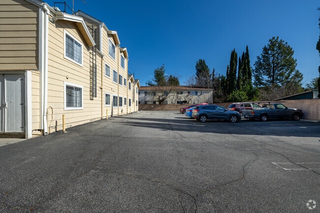 Parking - 15004 Nordhoff St