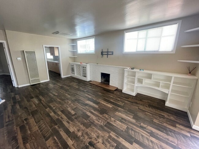 Beautiful 2 Bedroom Home with Large Yard - Beautiful 2 Bedroom Home with Large Yard