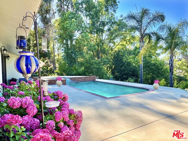 Building Photo - 12751 Mulholland Dr Rental