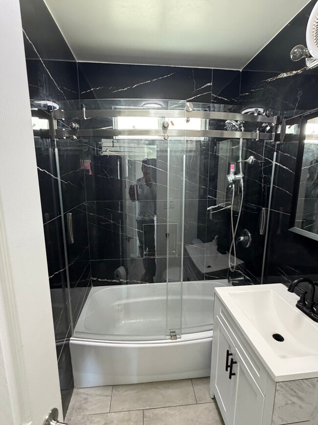 Building Photo - 1302 E Peck St