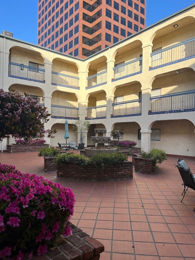Interior Courtyard - Goshen Apartments Brentwood Unit 110