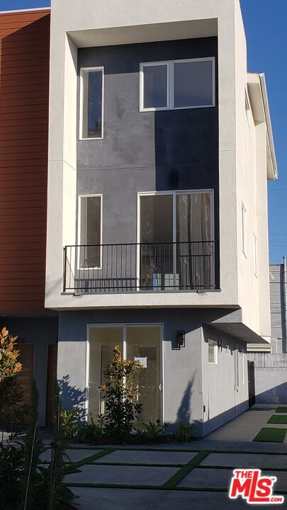 Photo - 2406 S Dunsmuir Ave