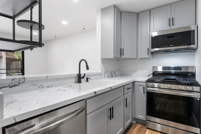 Renovated 1 Bedroom Condo Overlooking Creek - Renovated 1 Bedroom Condo Overlooking Creek