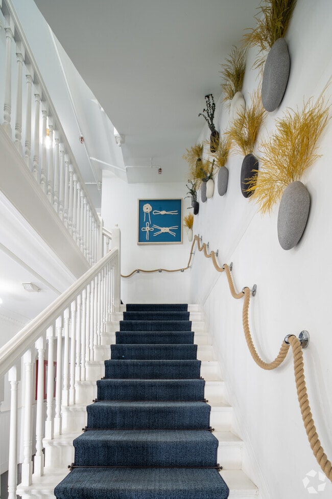 Walkup - 29 Navy Creative Lofts