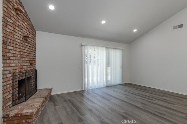 Photo - 25040 Everett Dr