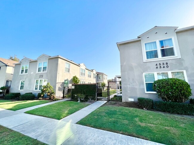 Building Photo - Bright Upstairs End-Unit 1 Bed / 1 Bath with Garage Options in Quiet Bixby Knolls Community Unit 4548  4