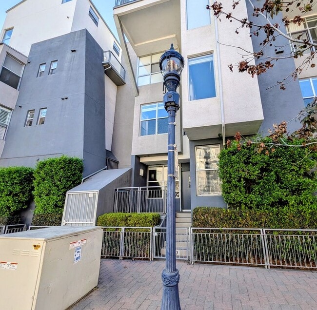 Building Photo - Walk-Up Townhouse in Downtown SD - Dual Master 2 Bed 3 Bath with Brand New Flooring!