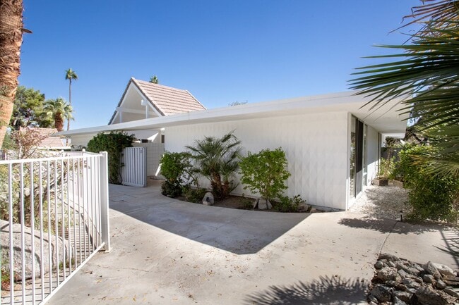 Building Photo - Mid-Century in Rancho Mirage! Unit 21