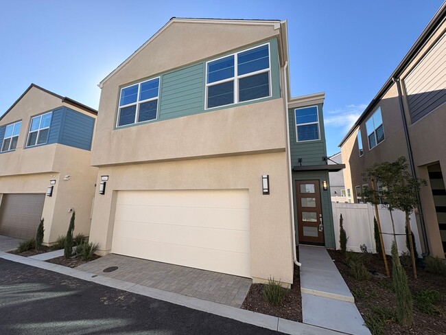 Building Photo - Stunning two-story 3 Bed, 2.5 Bath townhome in Ontario!