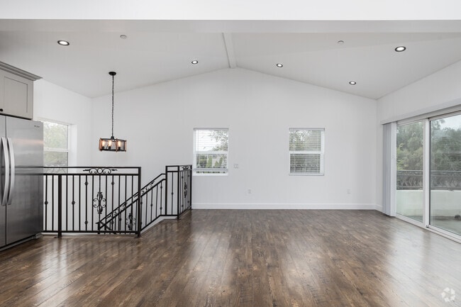 4BD, 3BA - 1,500SF - Living Room - 4839 W 18th St