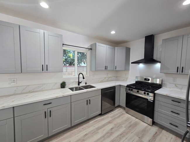 Building Photo - 1658 W 220th St Unit 1658 Rental