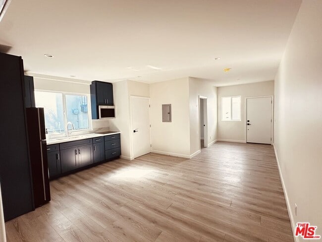 Photo - 6224 3/4-6228 De Longpre Ave