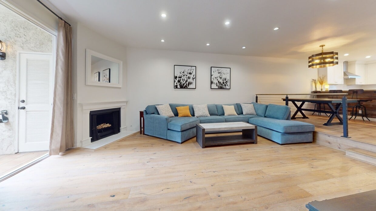 3D Tour - 8611 Burton Wy Unit 4