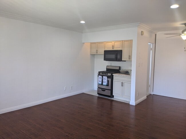 Photo - 14024 Oxnard St
