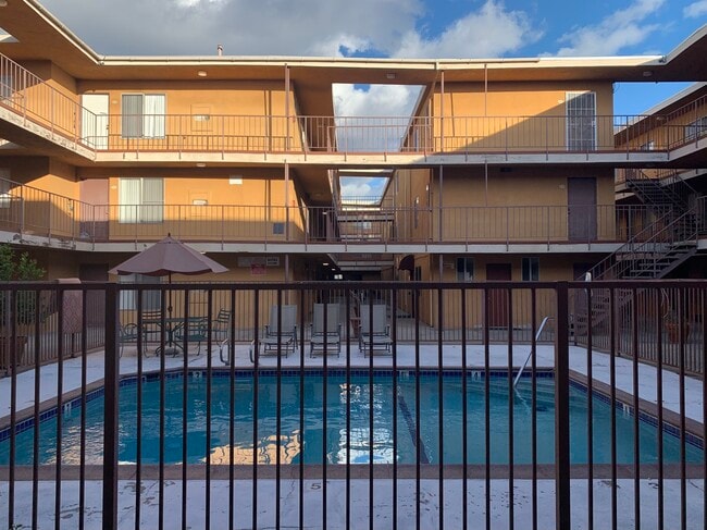 Photo - Hampton Pointe Apartments