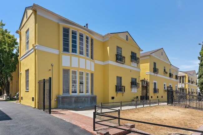 Photo - * BEAUTIFUL AND NEWLY RENOVATED TWO BEDROO... Unit 19-201