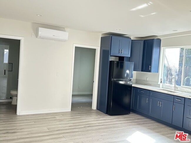 Photo - 6224 3/4-6228 De Longpre Ave