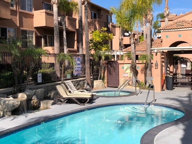 Building Photo - Beautiful 3 bedroom 2 bath Townhome across...