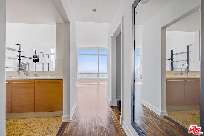 Photo - 900 W Olympic Blvd Condo Unit 31G