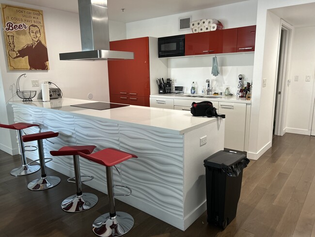 Breakfast Bar - 901 S Flower St Condo Unit 716