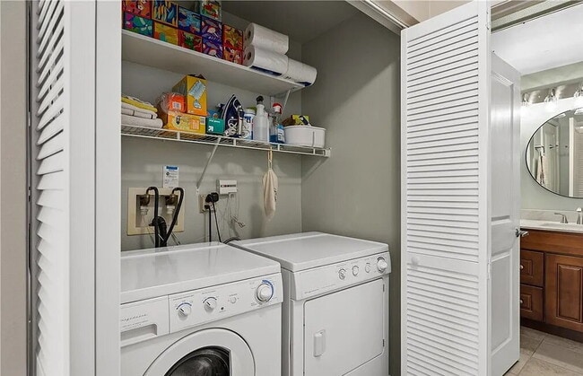 Building Photo - "Chic 1-Bedroom Retreat in Anaheim with Gl... Rental