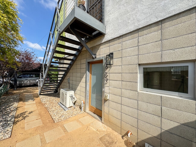 Building Photo - 956 Camulos St Unit 956.5