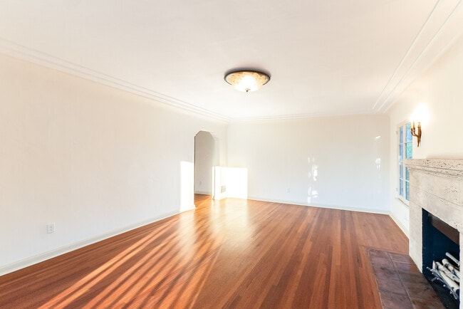 Photo - 1066 S Genesee Ave