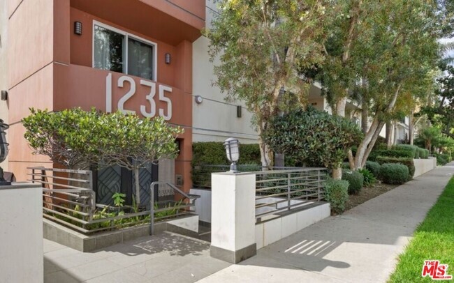 Building Photo - 1235 Granville Ave Unit 106 Rental