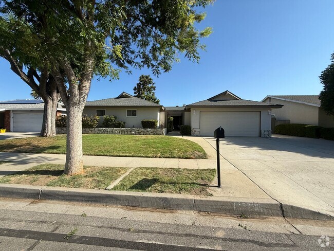 Building Photo - 3 bed, 2 bath single story home in central...