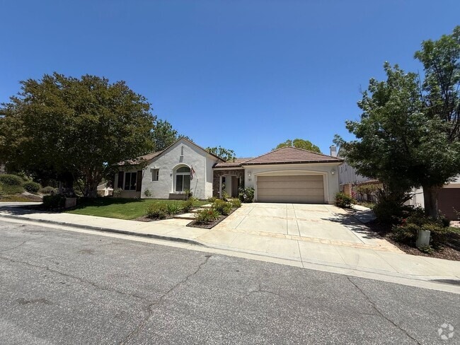 Building Photo - 4 bed, 3 1/2 bath beautiful home Wood Ranc...
