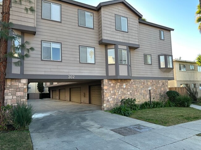 Building Photo - 302 W Loraine St Rental