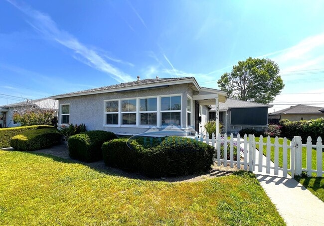 Charming Front Unit 2 Bedroom 1 Bath - Charming Front House Unit 2 Bedroom 1 Bath