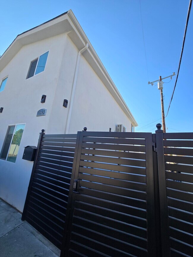 Photo - 11015 Califa St