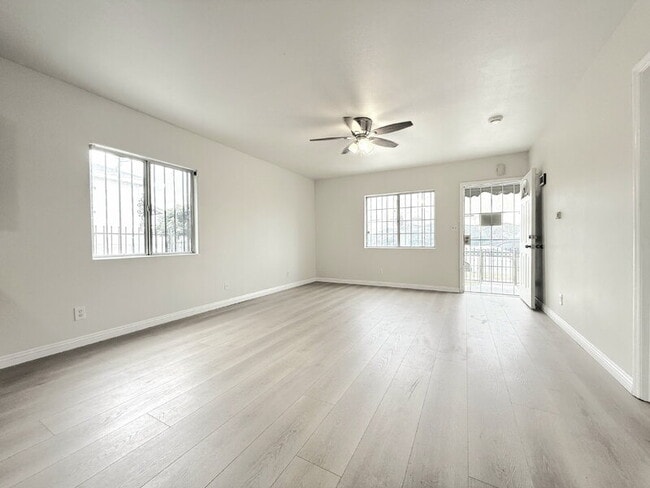 Photo - 1323 W 58th St Condo