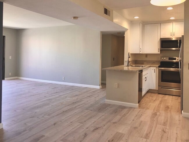 Building Photo - Dual master condo located in University Heights