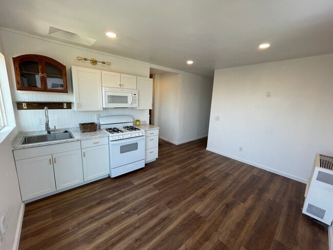 $500 OFF First Month's Rent! Remodeled 1BD... - $500 OFF First Month's Rent! Remodeled 1BD... Apartment Unit 1408 Sassafras