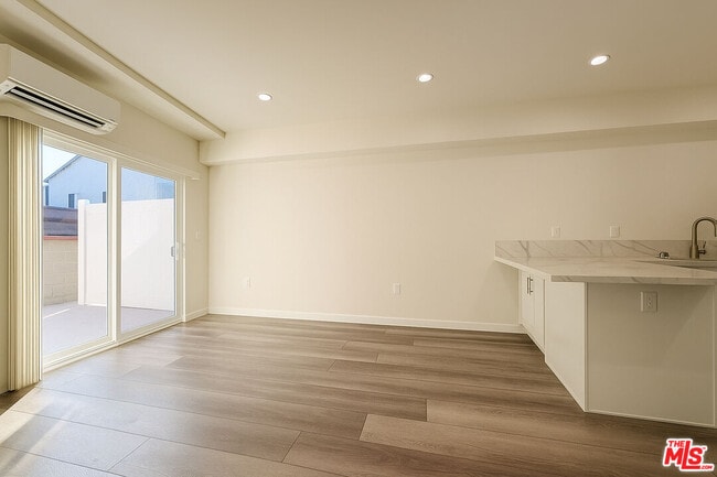 Photo - 5244 Whitsett Ave Unit 1/4