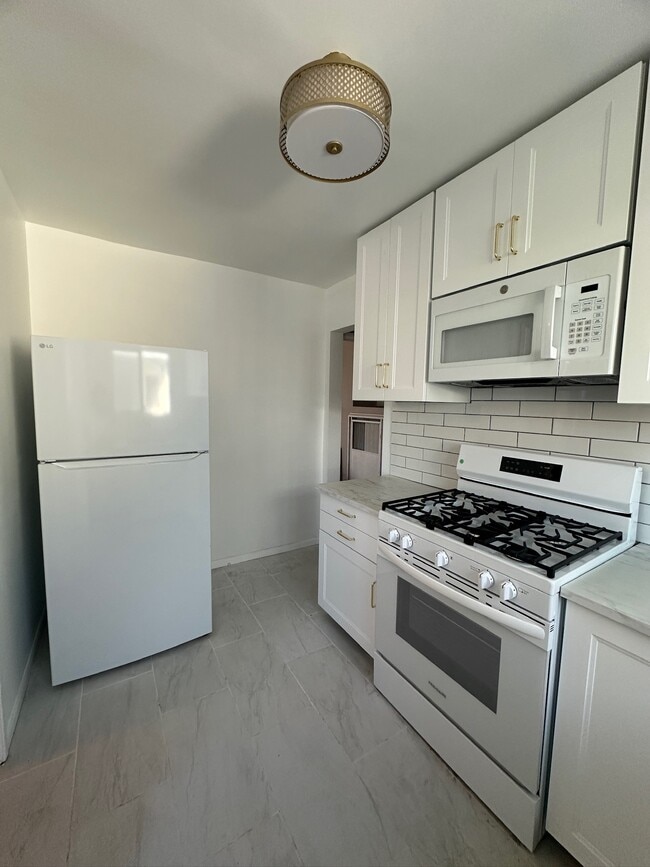 Photo - 2535 S Bundy Dr