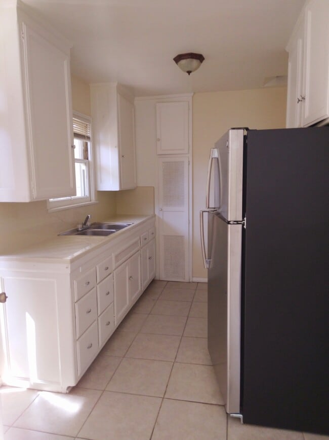 Kitchen - 1309 N Screenland Dr Unit 1309