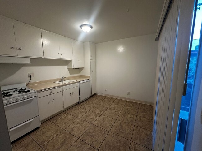 Photo - 5022 Riverton Ave Unit 05