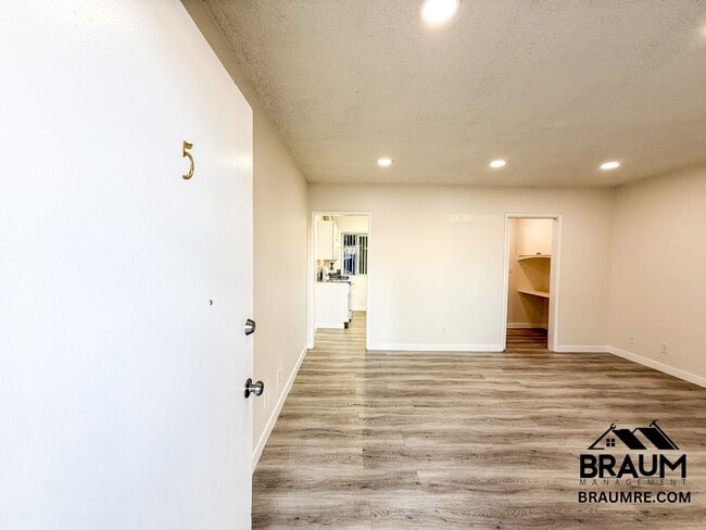 Photo - 15546 Vanowen St Unit 5