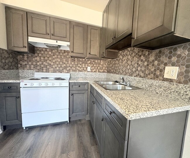 Nicely updated 1bd/1ba with parking includ... - Nicely updated 1bd/1ba with parking includ... Apartment Unit #22